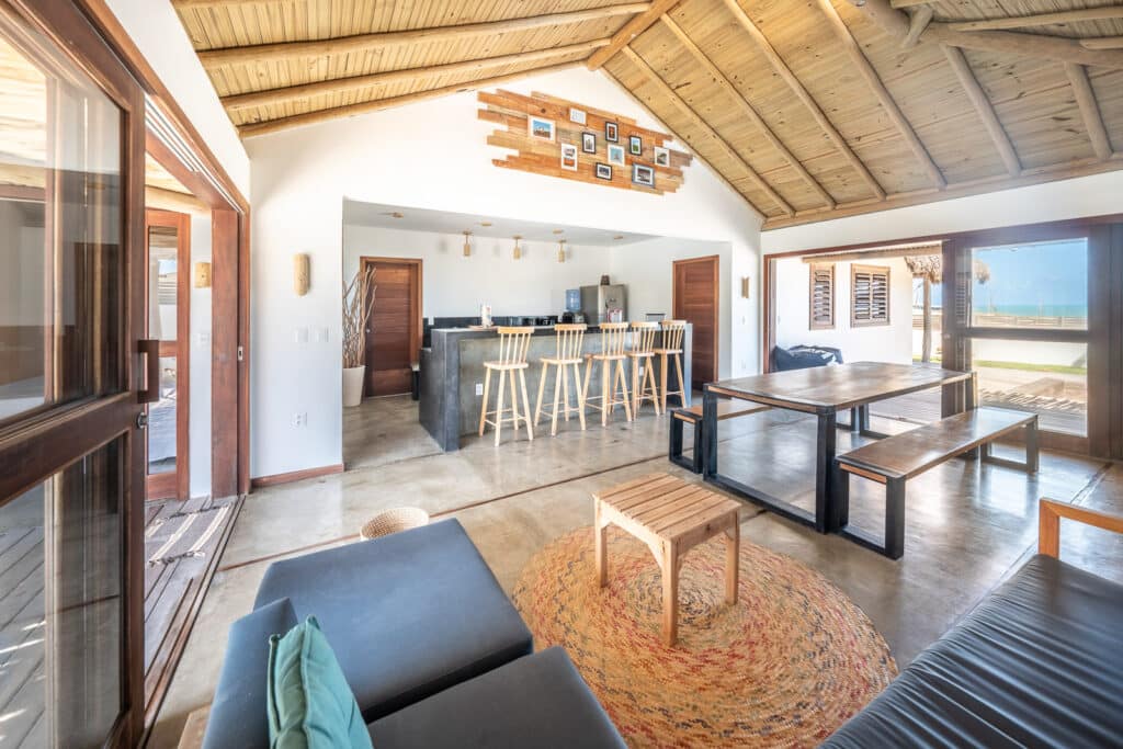 Pièce de vie avec bar, salon et vue mer à travers les baies vitrées, La Kite Family, Pontal de Maceió