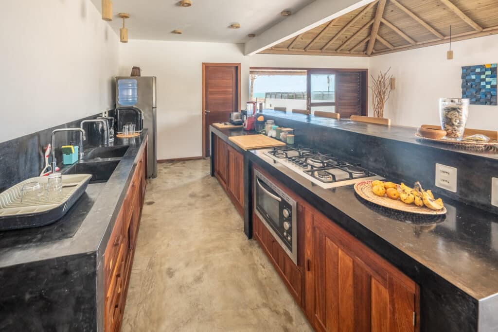 Cuisine équipée en béton ciré et bois avec plan de travail, La Kite Family, Fortim