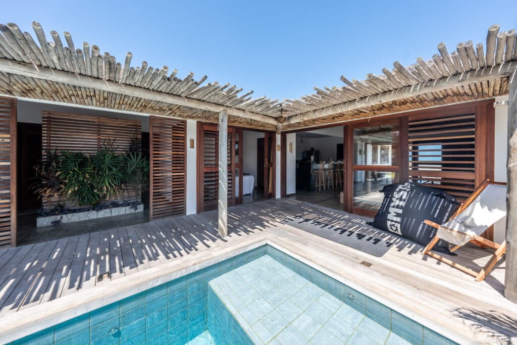 Piscine privée avec terrasse en bois et pergola, La Kite Family à Pontal de Maceió, Fortim