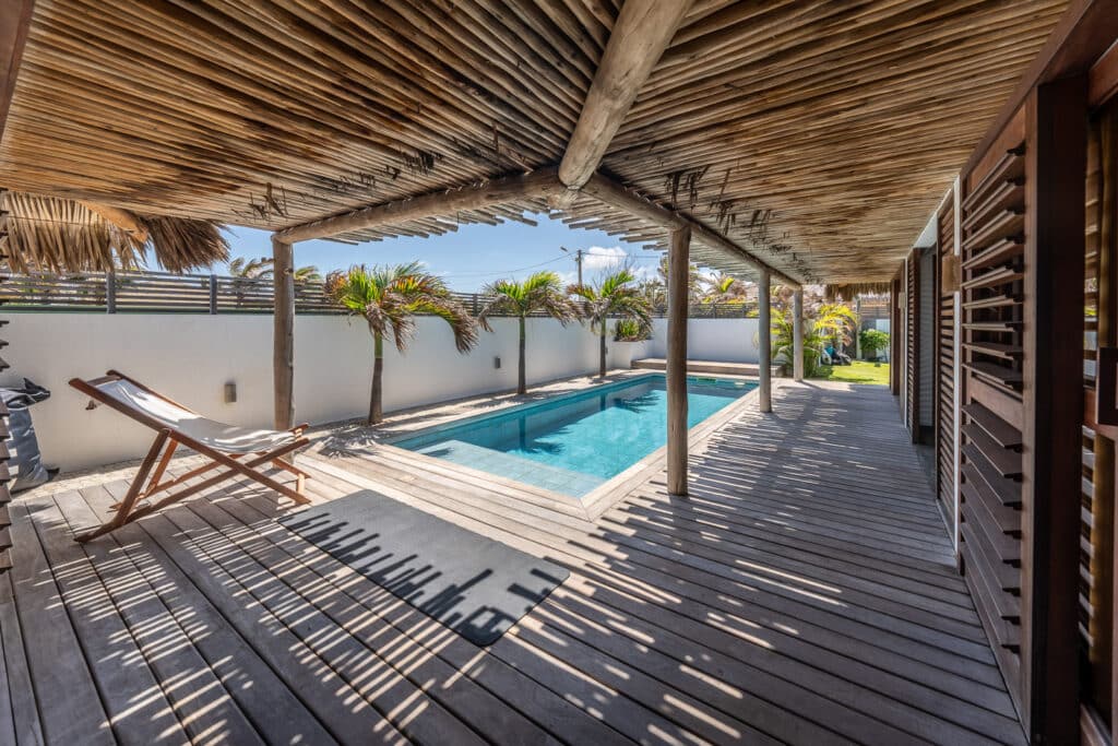 Piscine privée entourée de palmiers et terrasse en bois sous pergola, La Kite Family, Fortim
