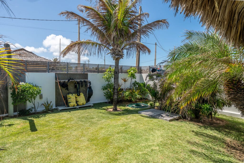 Jardin tropical avec espace de rangement pour matériel de kitesurf, La Kite Family, Pontal de Maceió
