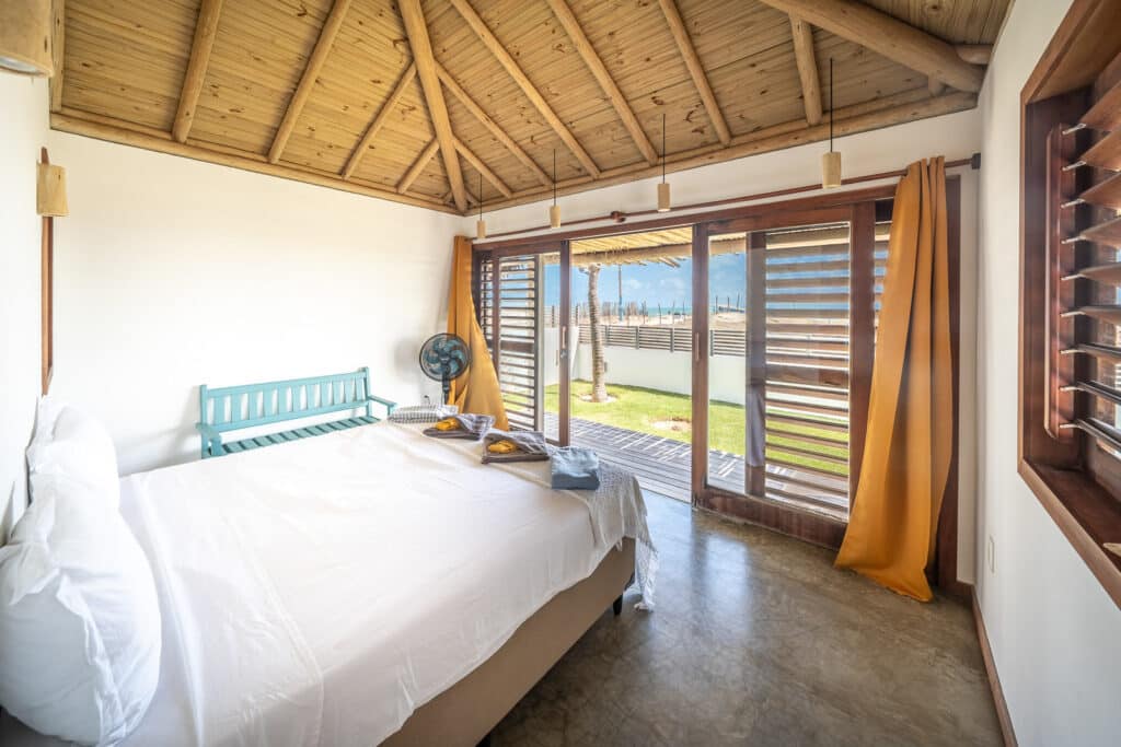 Chambre avec lit double et baie vitrée ouverte sur la plage, La Kite Family, Fortim