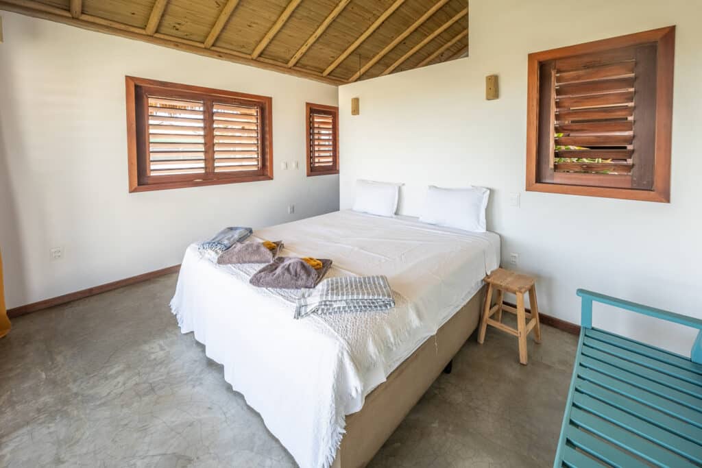 Chambre double avec persiennes en bois et charpente apparente, La Kite Family, Pontal de Maceió