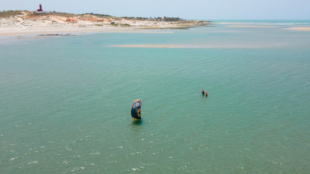Vue aérienne drone d'un cours de kitesurf dans le lagon turquoise avec aile et phare, Pontal de Maceió