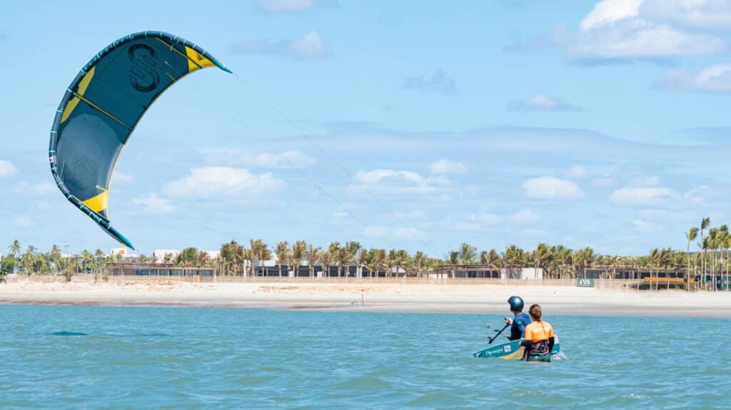 Cours de kitesurf dans le lagon avec aile Eleveight, moniteur et élève vus de dos, Pontal de Maceió
