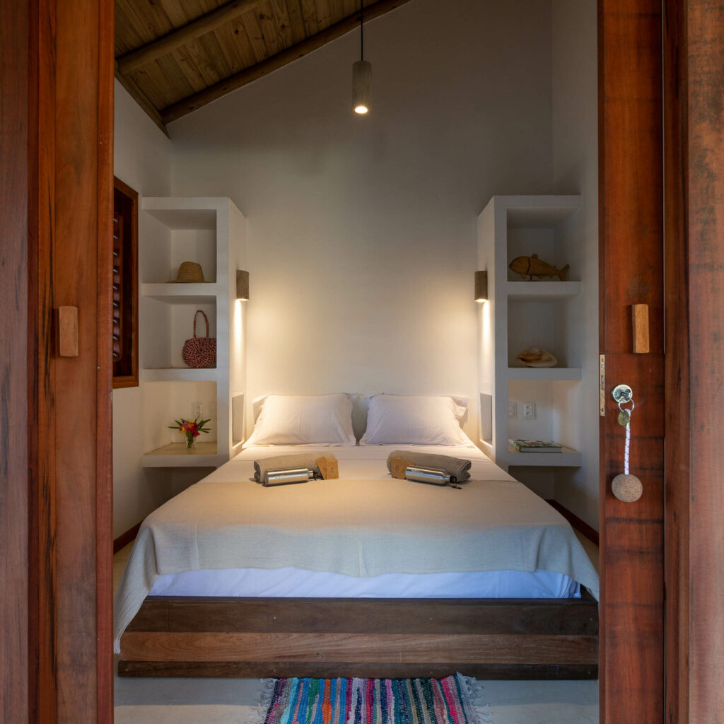 Chambre double avec lit king size, décoration artisanale et plafond en bois à la One Launch Kite House, Fortim