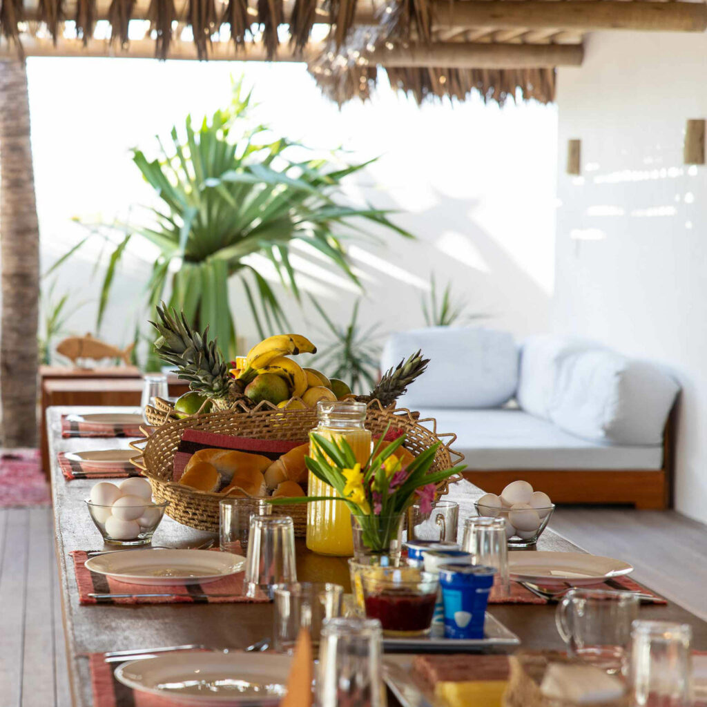Petit-déjeuner brésilien avec corbeille de fruits frais et jus d'orange à la One Launch Kite House, Fortim