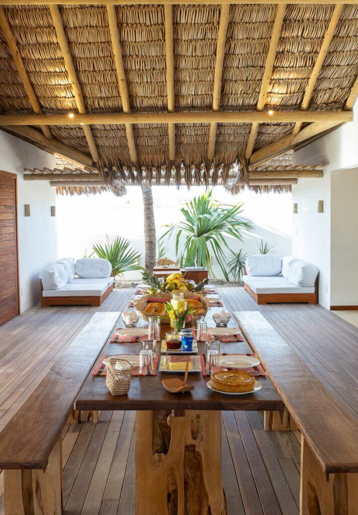Table de petit-déjeuner avec fruits tropicaux et pâtisseries sous le toit en palme, One Launch Kite House, Pontal de Maceió