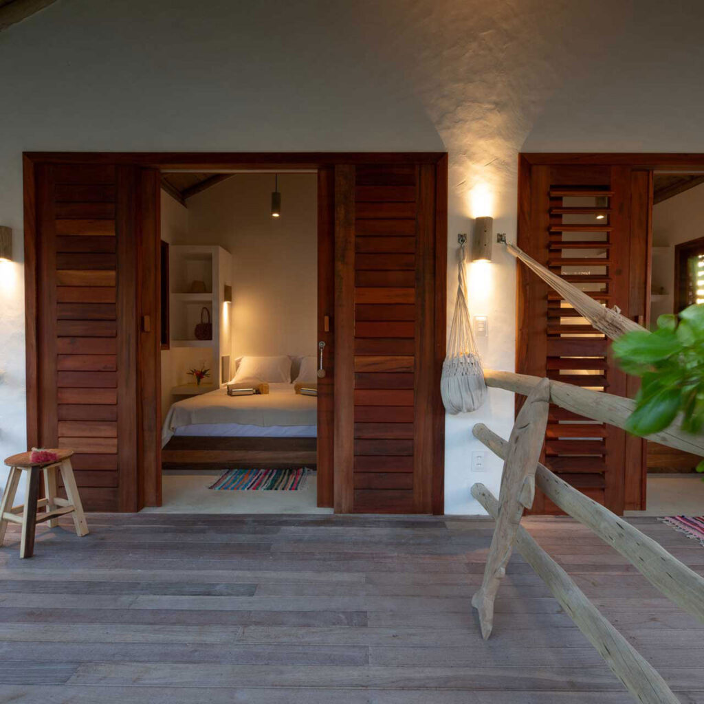 Chambre ouverte sur terrasse en bois avec hamac et volets en persiennes, One Launch Kite House, Pontal de Maceió