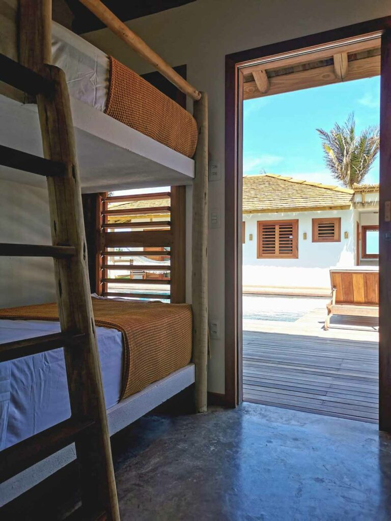 Chambre dortoir avec lits superposés en bois et vue sur la terrasse, Kite Family+, Fortim