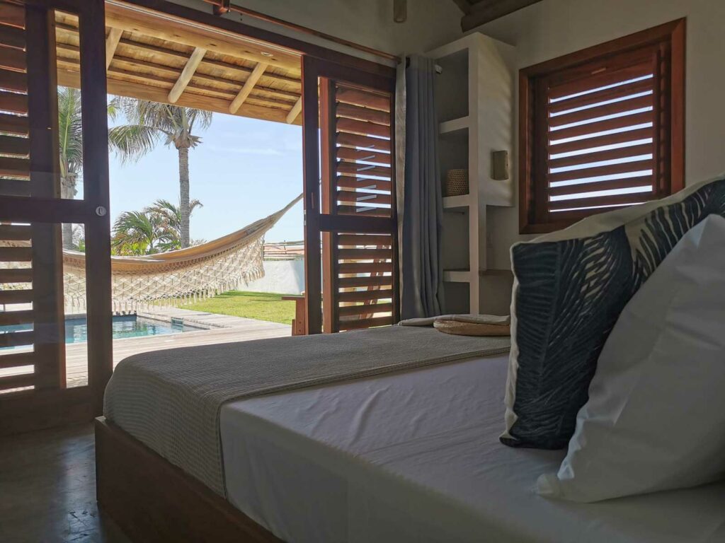 Suite avec vue sur la piscine et hamac depuis le lit, Kite Family+ à Pontal de Maceió