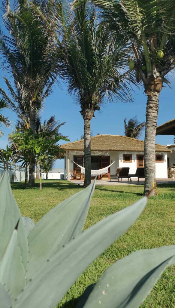 Façade de la Kite Family+ vue depuis le jardin tropical avec hamac et cocotiers, Fortim