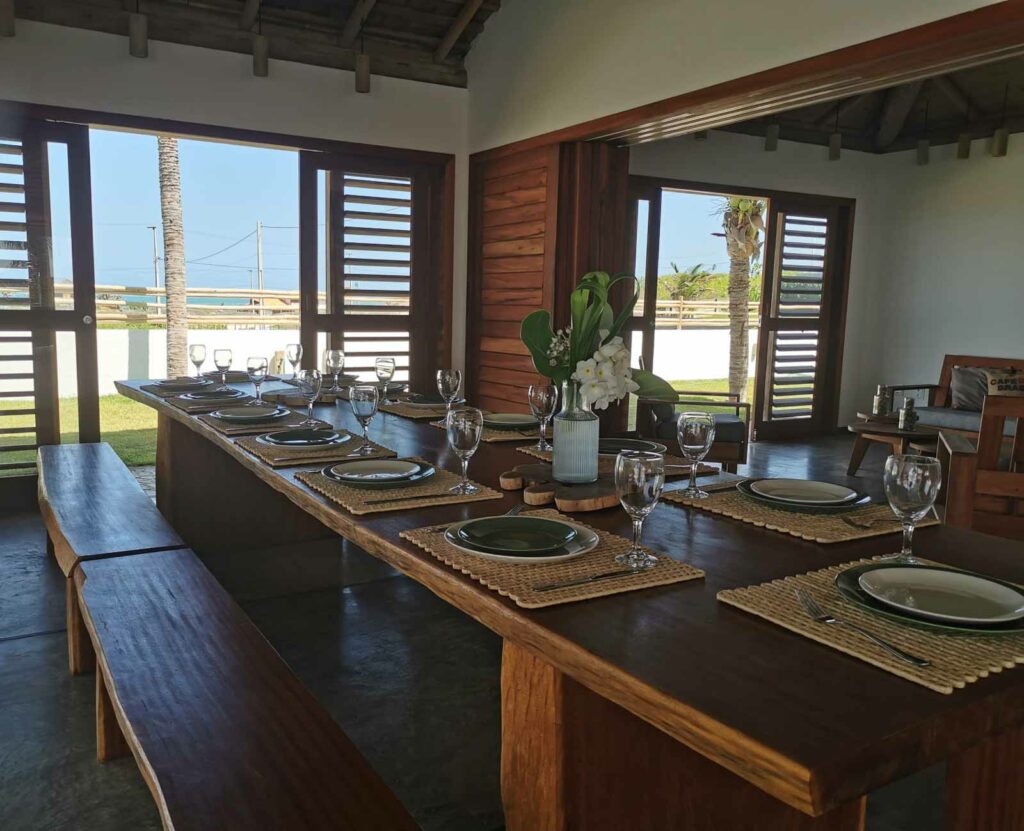 Grande table dressée pour 12 personnes avec vue mer et persiennes en bois, Kite Family+, Pontal de Maceió