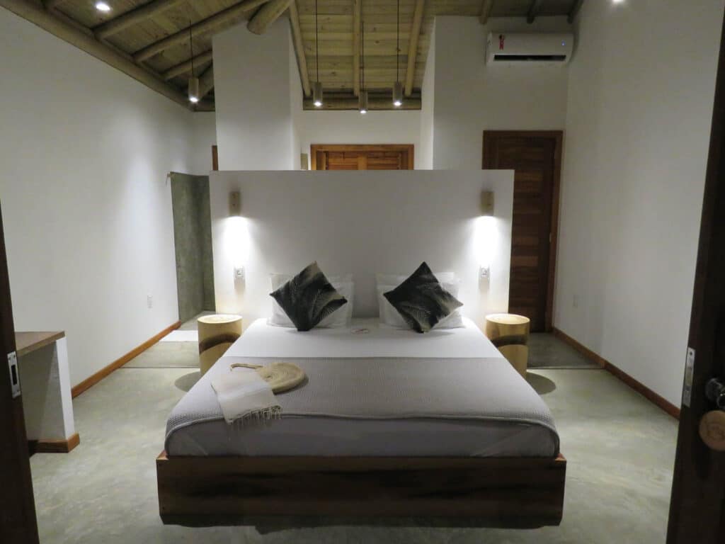 Suite avec lit king size, coussins tropicaux et climatisation sous charpente bois, Kite Family+, Pontal de Maceió