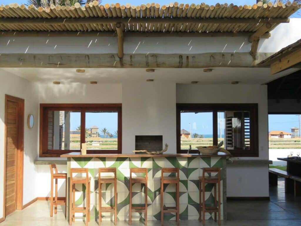 Bar extérieur en carreaux artisanaux verts avec vue mer, Kite Family+ à Pontal de Maceió