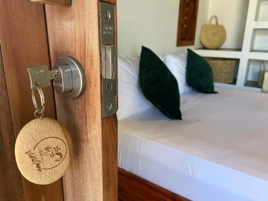 Détail de la clé en bois et chambre avec coussins verts, Kite Family+ à Pontal de Maceió