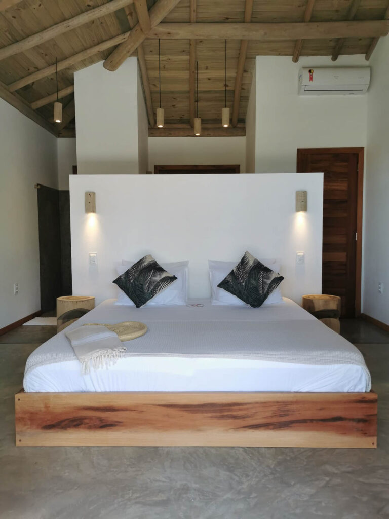 Suite spacieuse avec lit king size en bois massif et charpente apparente, Kite Family+, Fortim