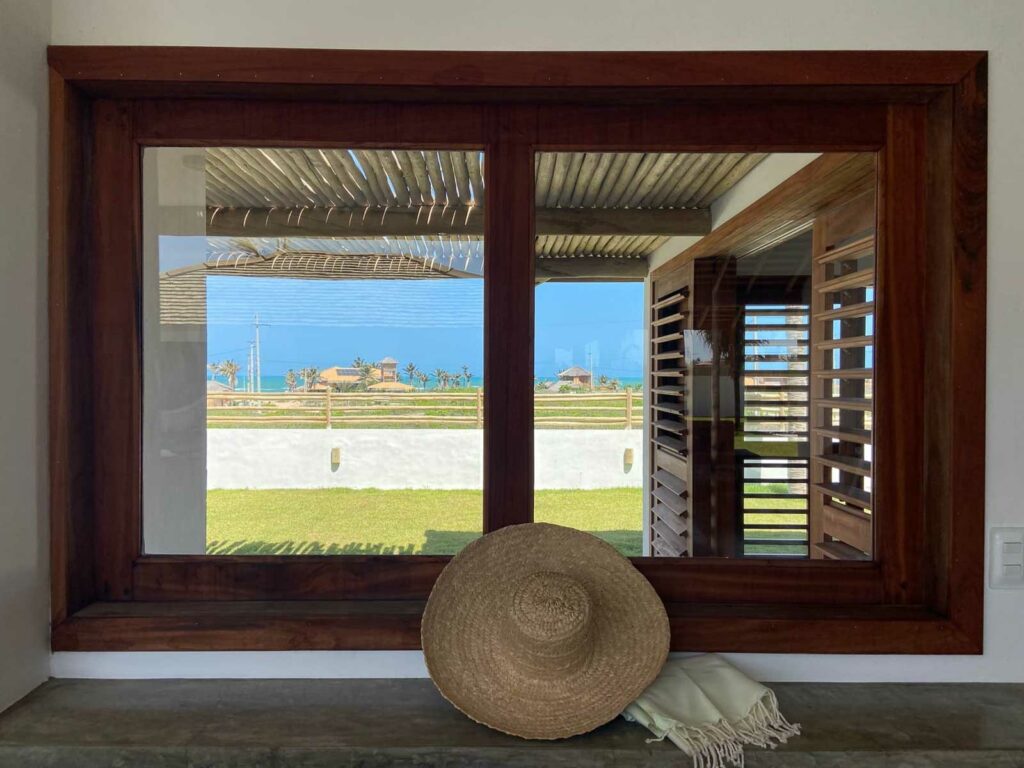 Vue mer depuis la fenêtre de la Kite Family+ avec chapeau de paille, Pontal de Maceió