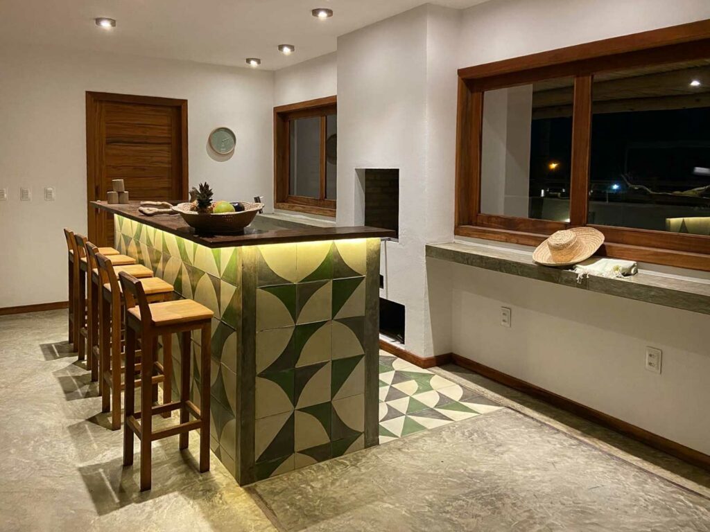 Bar en carreaux artisanaux avec éclairage ambiance et corbeille de fruits, Kite Family+, Fortim