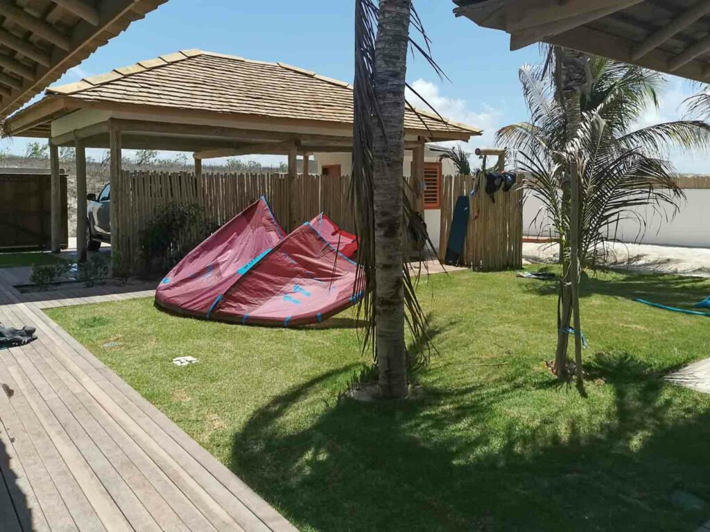 Jardin avec ailes de kitesurf posées sur la pelouse, Kite Family+ à Pontal de Maceió