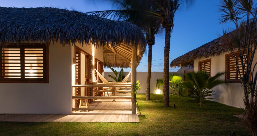 Bungalow avec terrasse en bois et hamac à la tombée de la nuit, One Launch Kite House, Fortim
