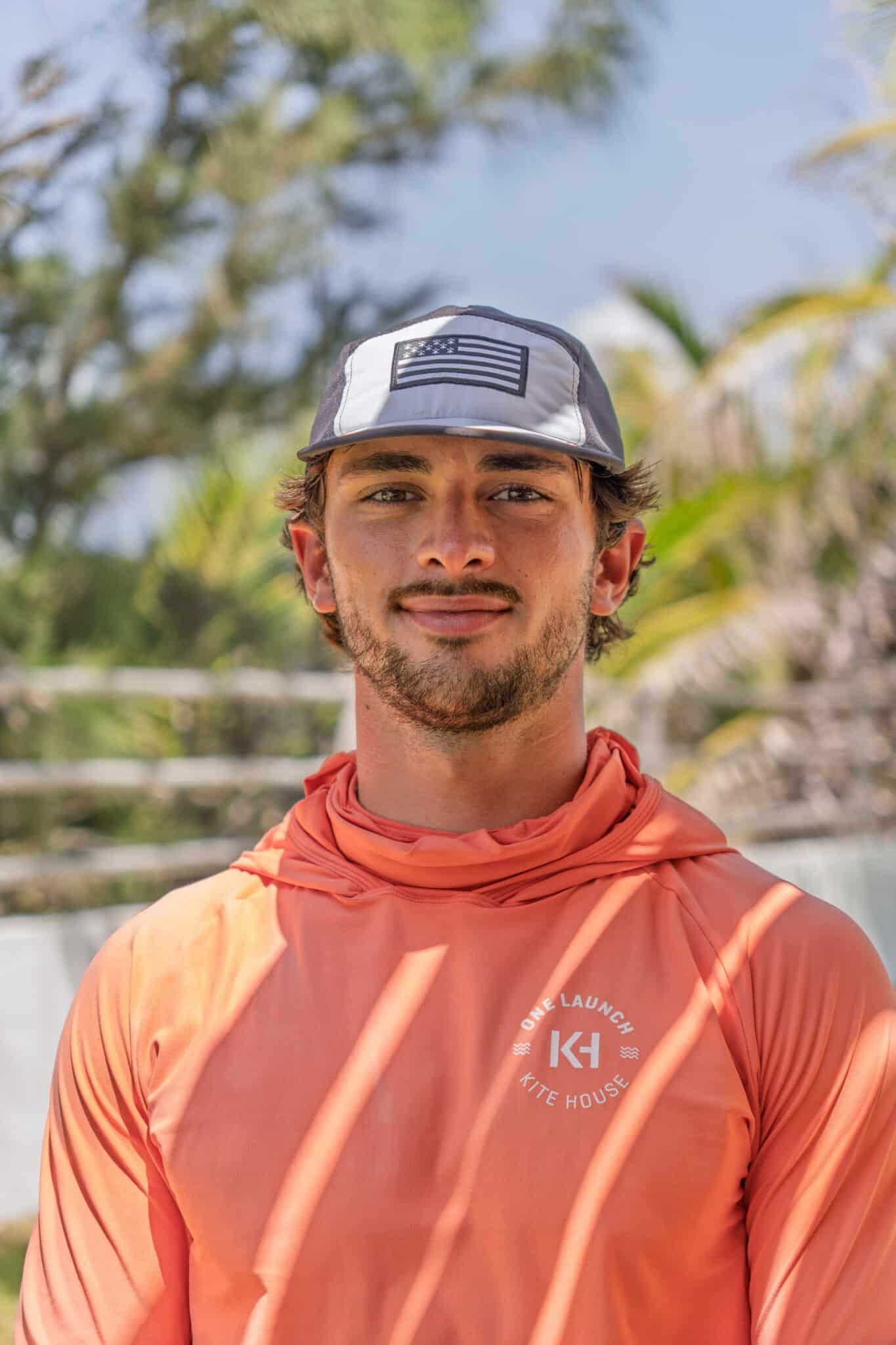 Portrait de Valentin, moniteur de kitesurf à la One Launch Kite House, Pontal de Maceió