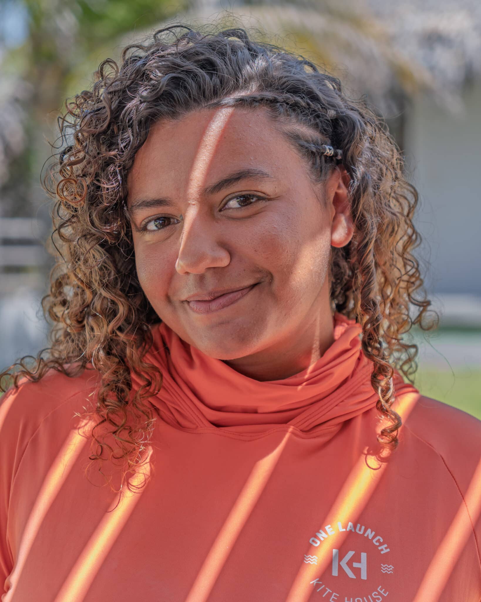 Portrait de Rayane, assistante monitrice de kitesurf à la One Launch Kite House, Pontal de Maceió